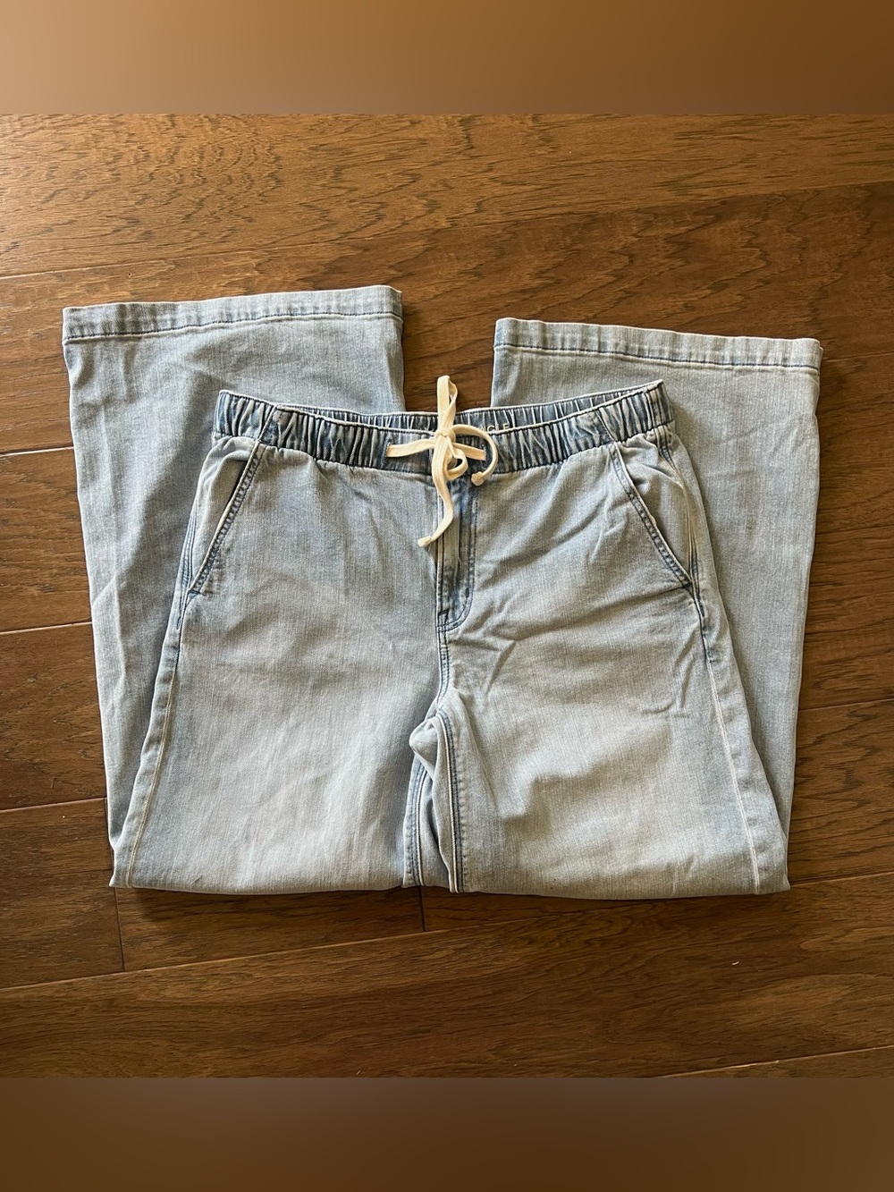 American Eagle low rise ultra wide leg jeans drawstring women’s medium